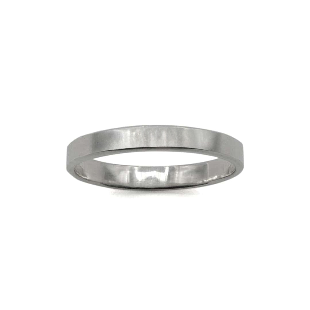 Alliance ruban en or gris avec une finition épaulée